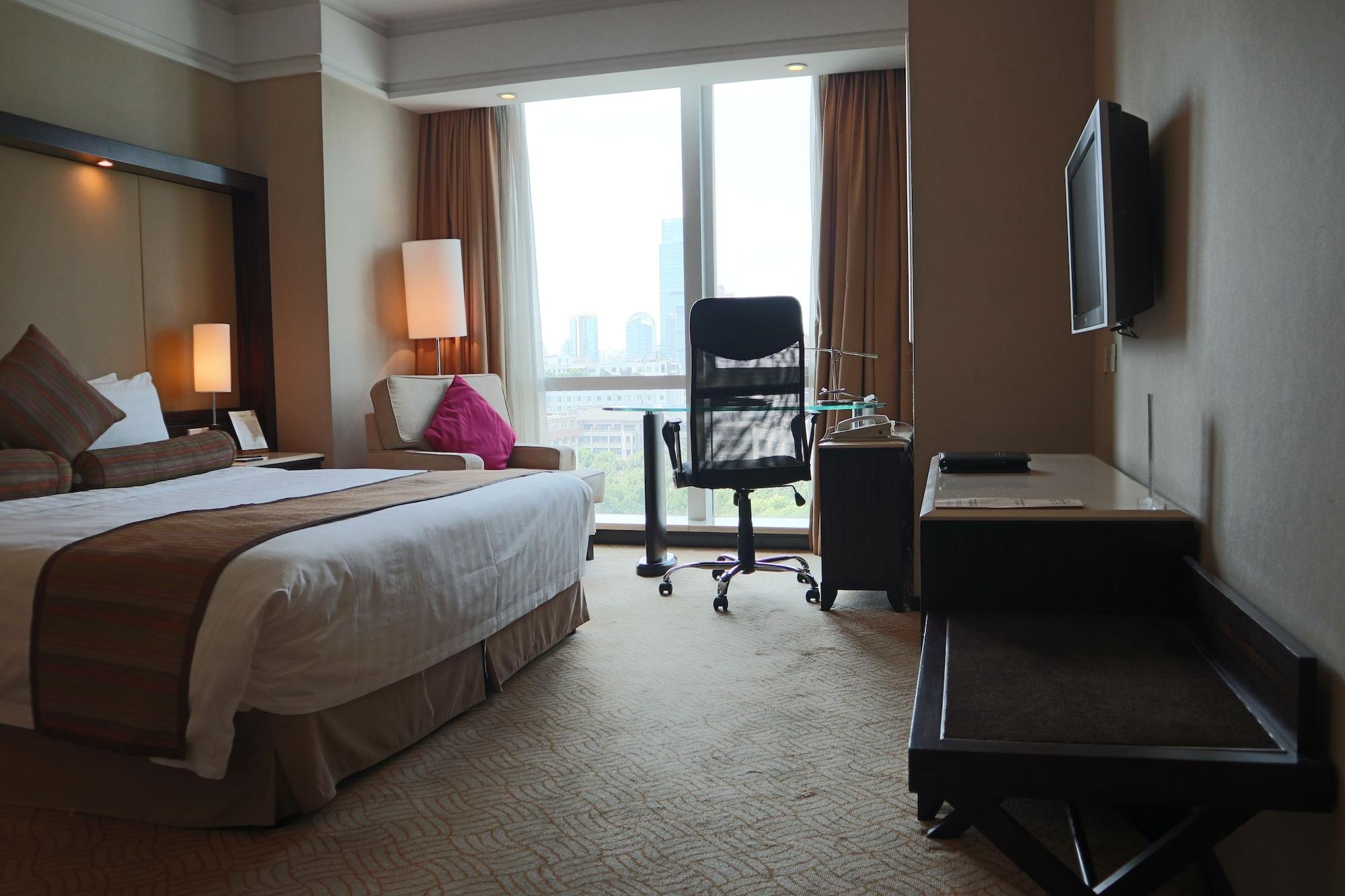 Howard Johnson Huaihai 5*