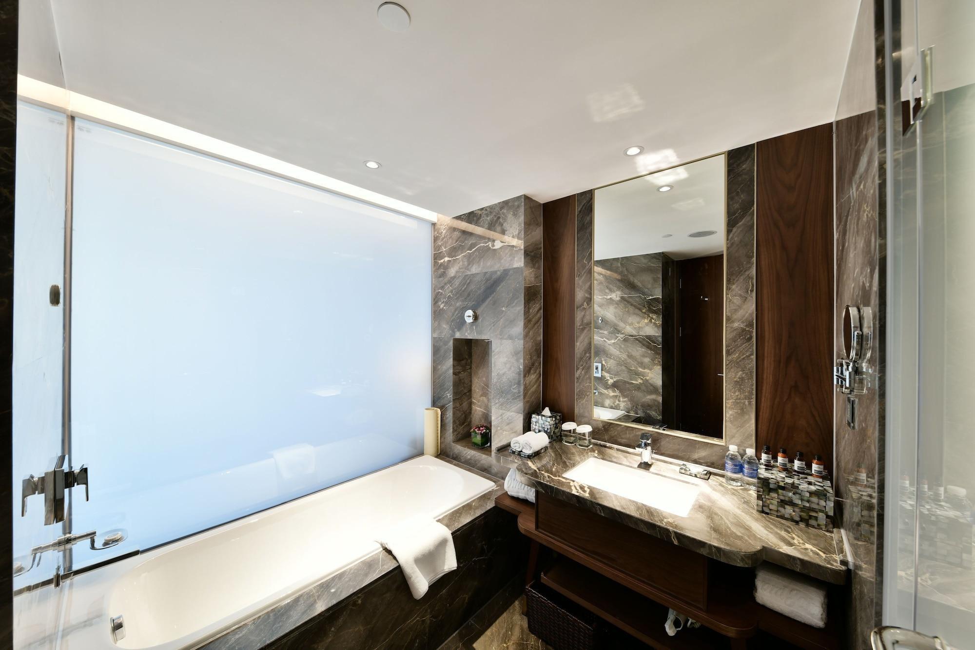 Howard Johnson Huaihai Hotel 5*