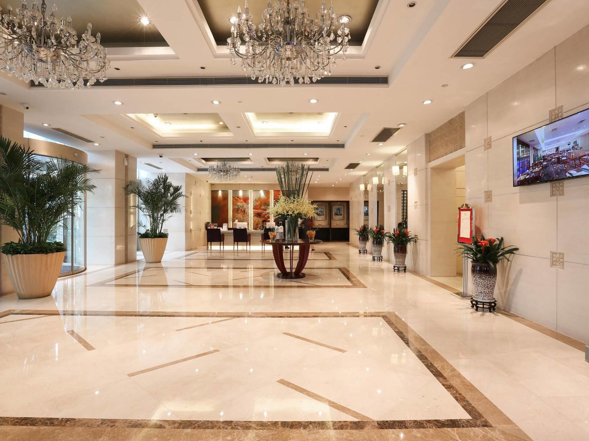Howard Johnson Huaihai Hotel 5*